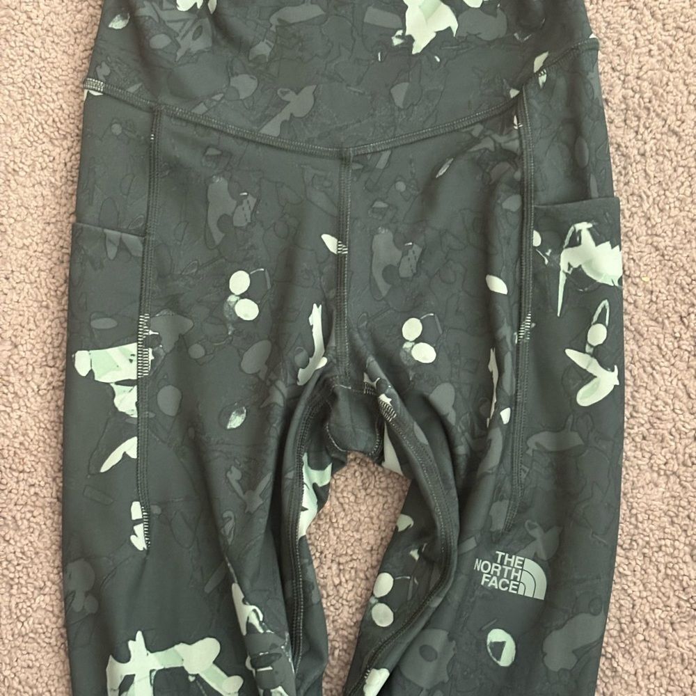 The North Face Green Pattern Print Leggings with pockets SIZE SMALL - Picture 2 of 4